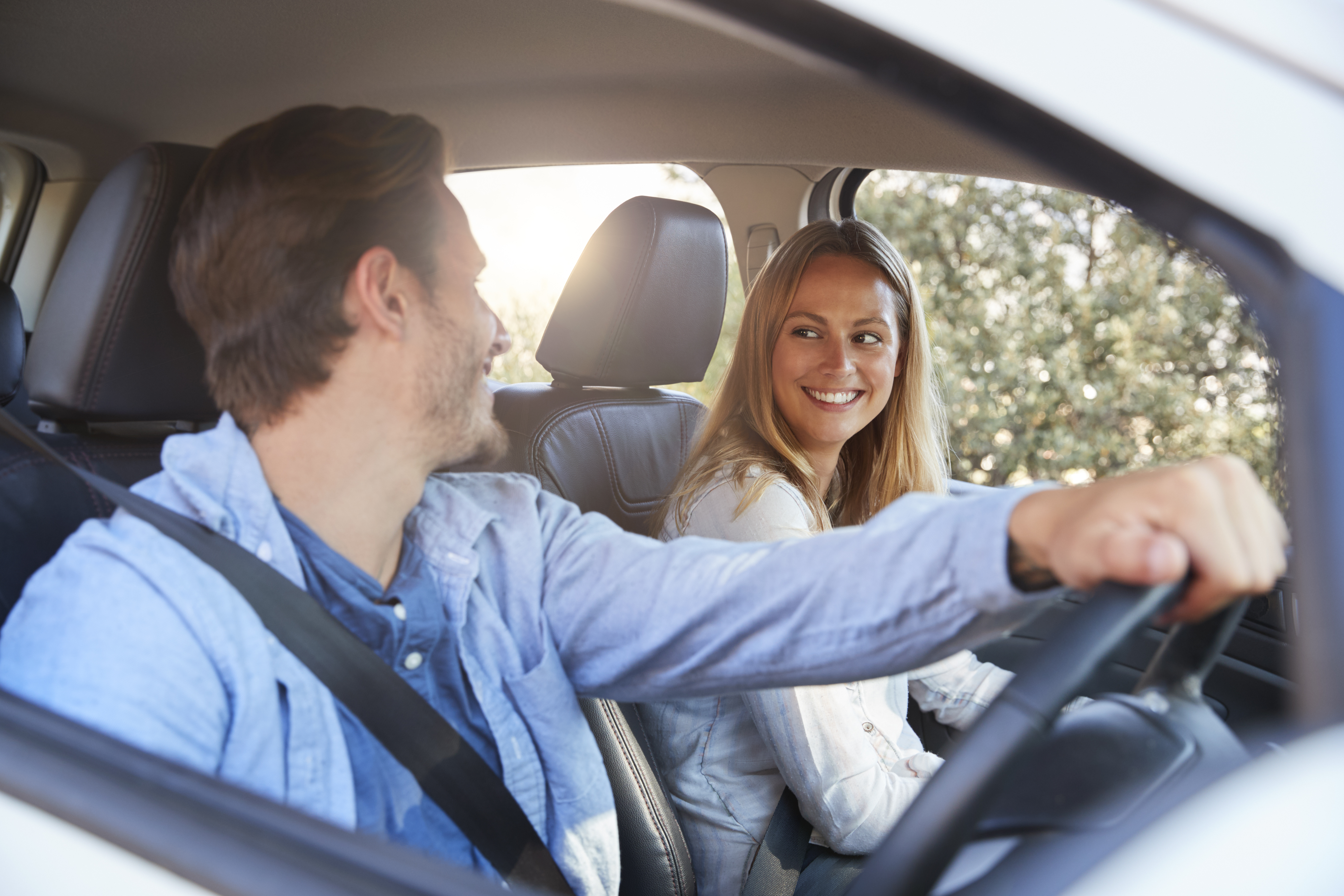 Pareja disfrutando un viaje tras obtener su licencia. Obtén libertad con las mejores clases de manejo precios de la ciudad.